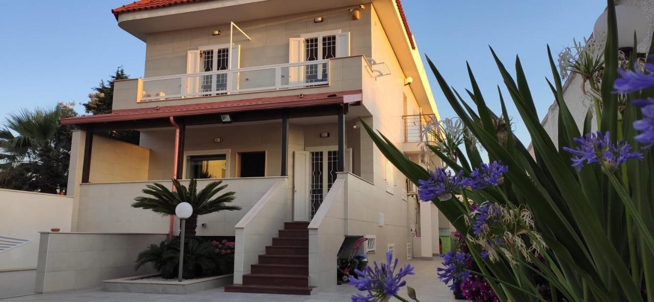 Seagull Apartments - Front And Sea View & Airport Бари Екстериор снимка