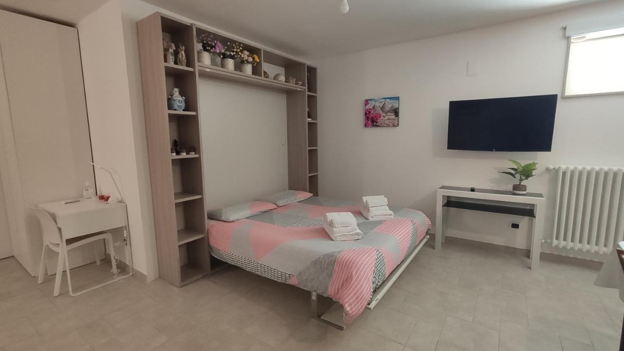 Seagull Apartments - Front And Sea View & Airport Бари Екстериор снимка