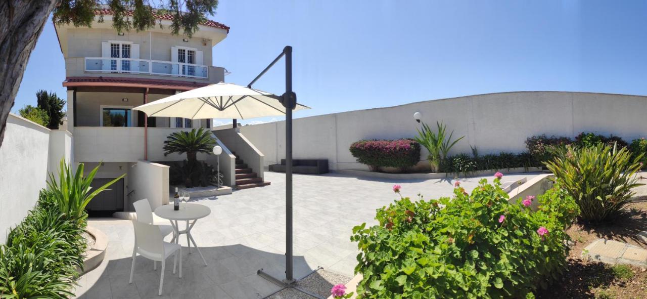 Seagull Apartments - Front And Sea View & Airport Бари Екстериор снимка