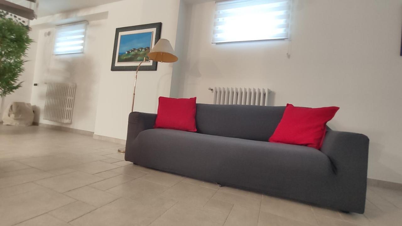 Seagull Apartments - Front And Sea View & Airport Бари Екстериор снимка