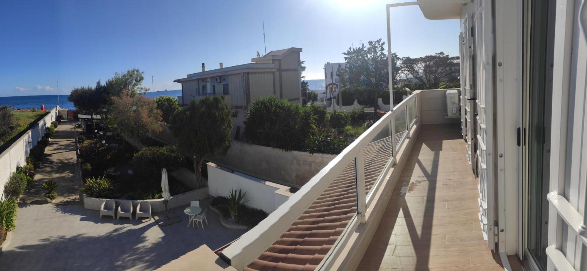 Seagull Apartments - Front And Sea View & Airport Бари Екстериор снимка