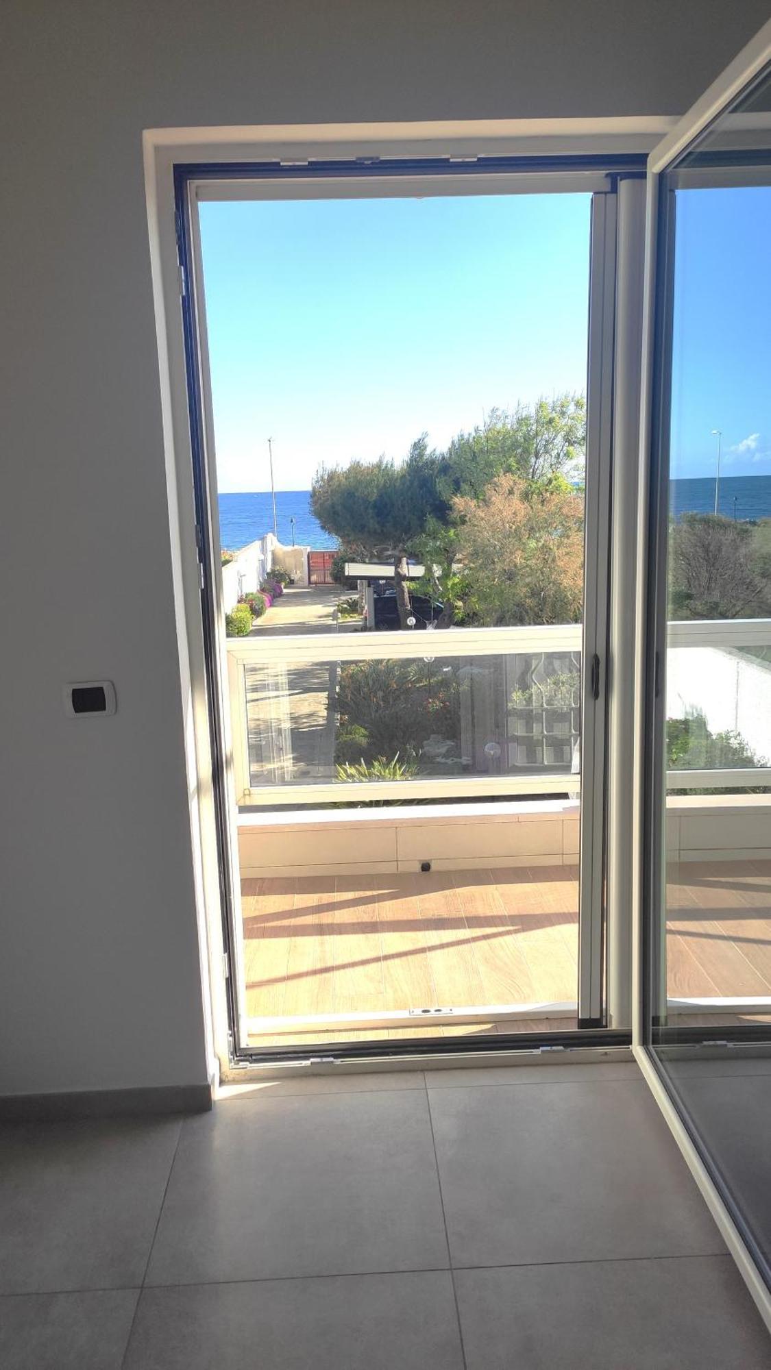 Seagull Apartments - Front And Sea View & Airport Бари Екстериор снимка