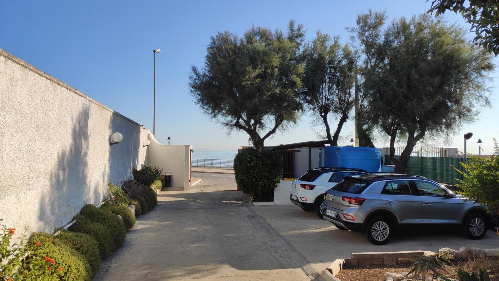 Seagull Apartments - Front And Sea View & Airport Бари Екстериор снимка