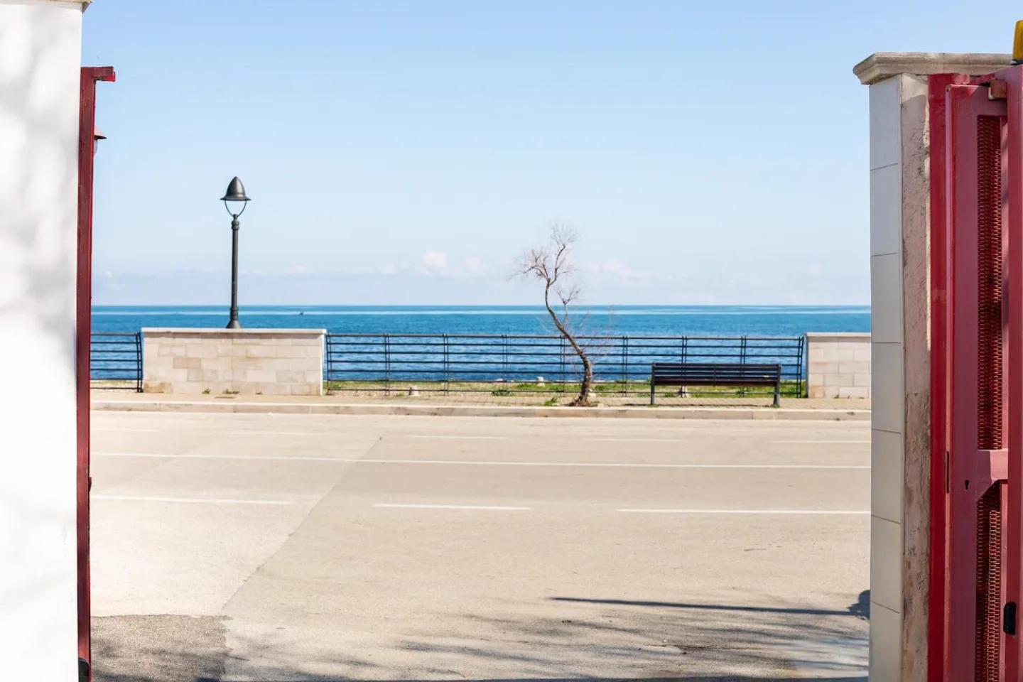Seagull Apartments - Front And Sea View & Airport Бари Екстериор снимка